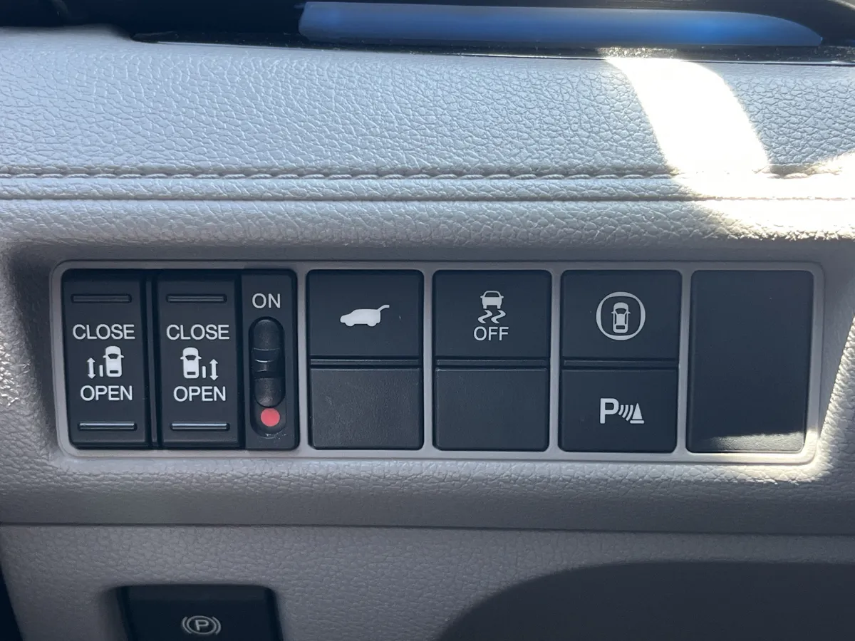 2023 Honda Odyssey Touring thumbnail 12