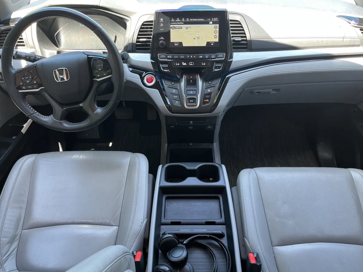 2023 Honda Odyssey Touring thumbnail 3