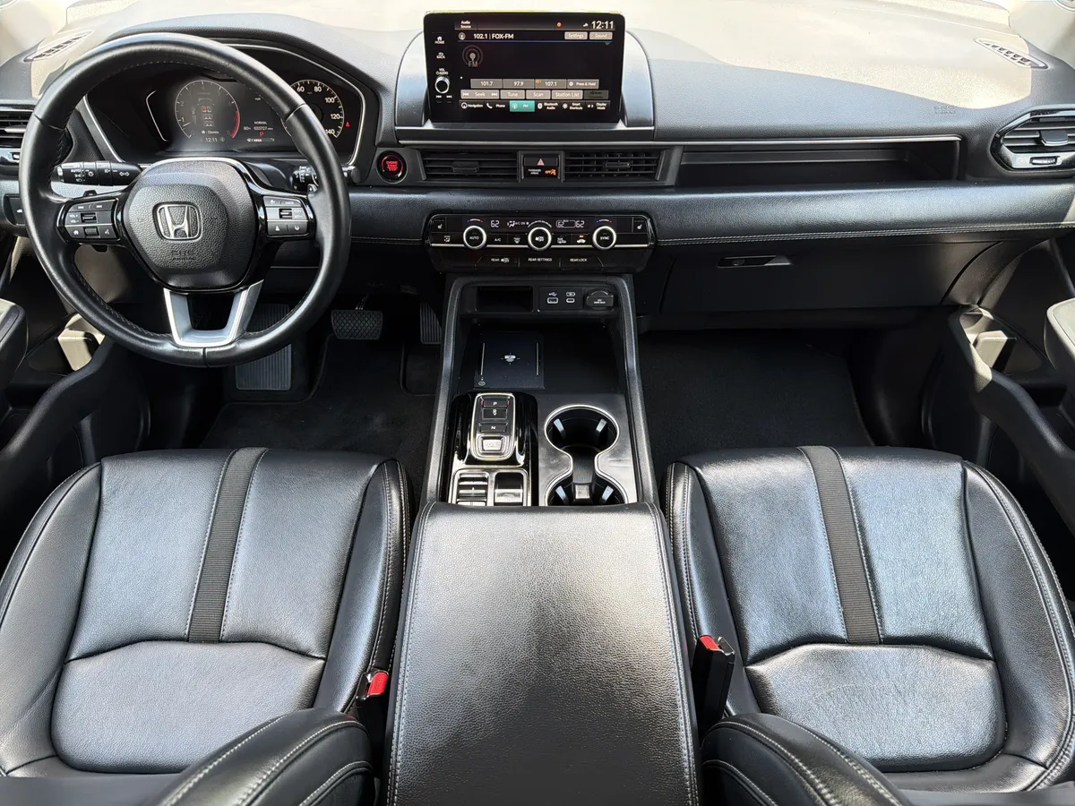 2023 Honda Pilot Touring thumbnail 3