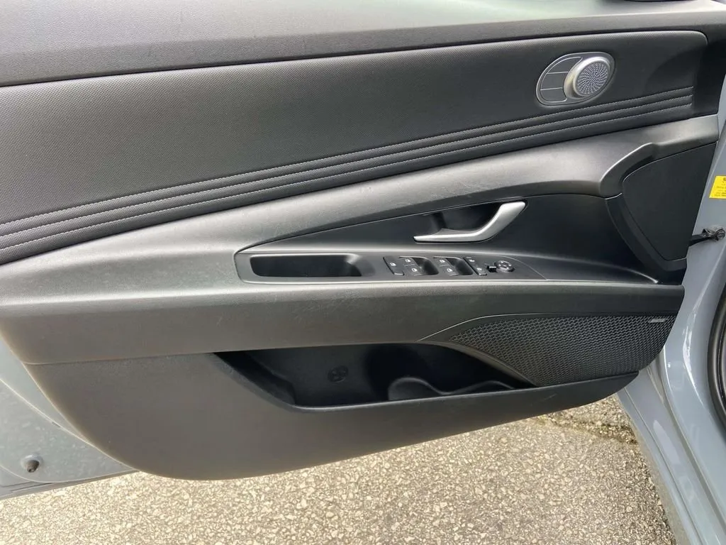 2023 Hyundai Elantra Hybrid Limited thumbnail 12