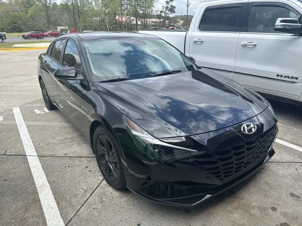 2023 Hyundai Elantra SEL thumbnail 3