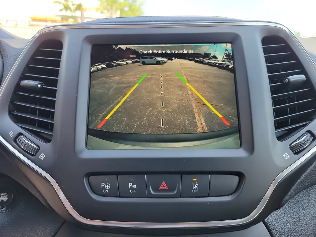 2023 Jeep Cherokee Altitude Lux thumbnail 15