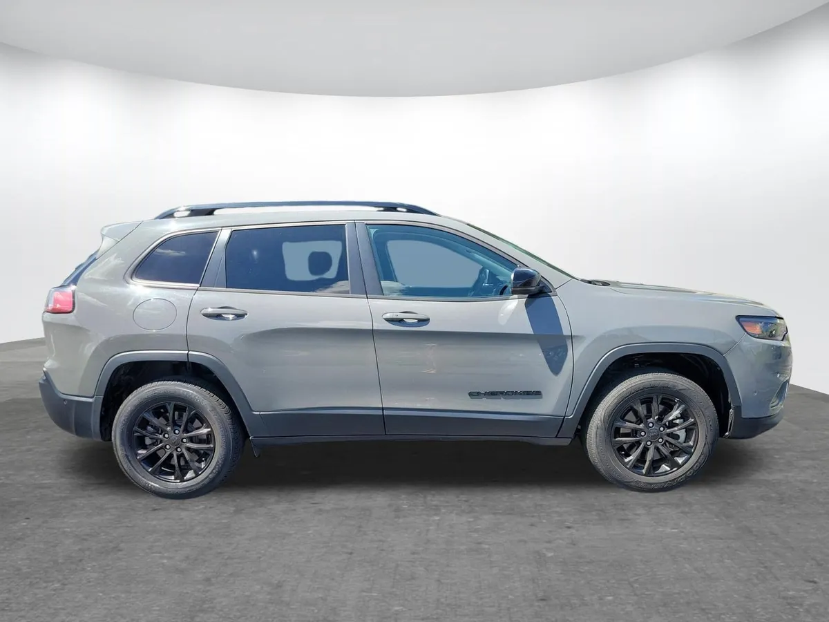 2023 Jeep Cherokee Altitude Lux thumbnail 2