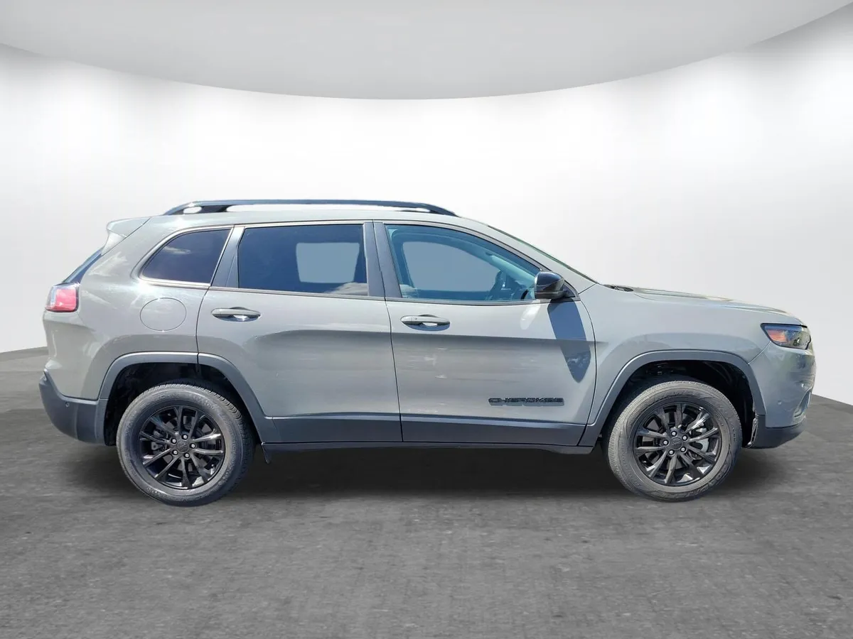 2023 Jeep Cherokee Altitude Lux thumbnail 23