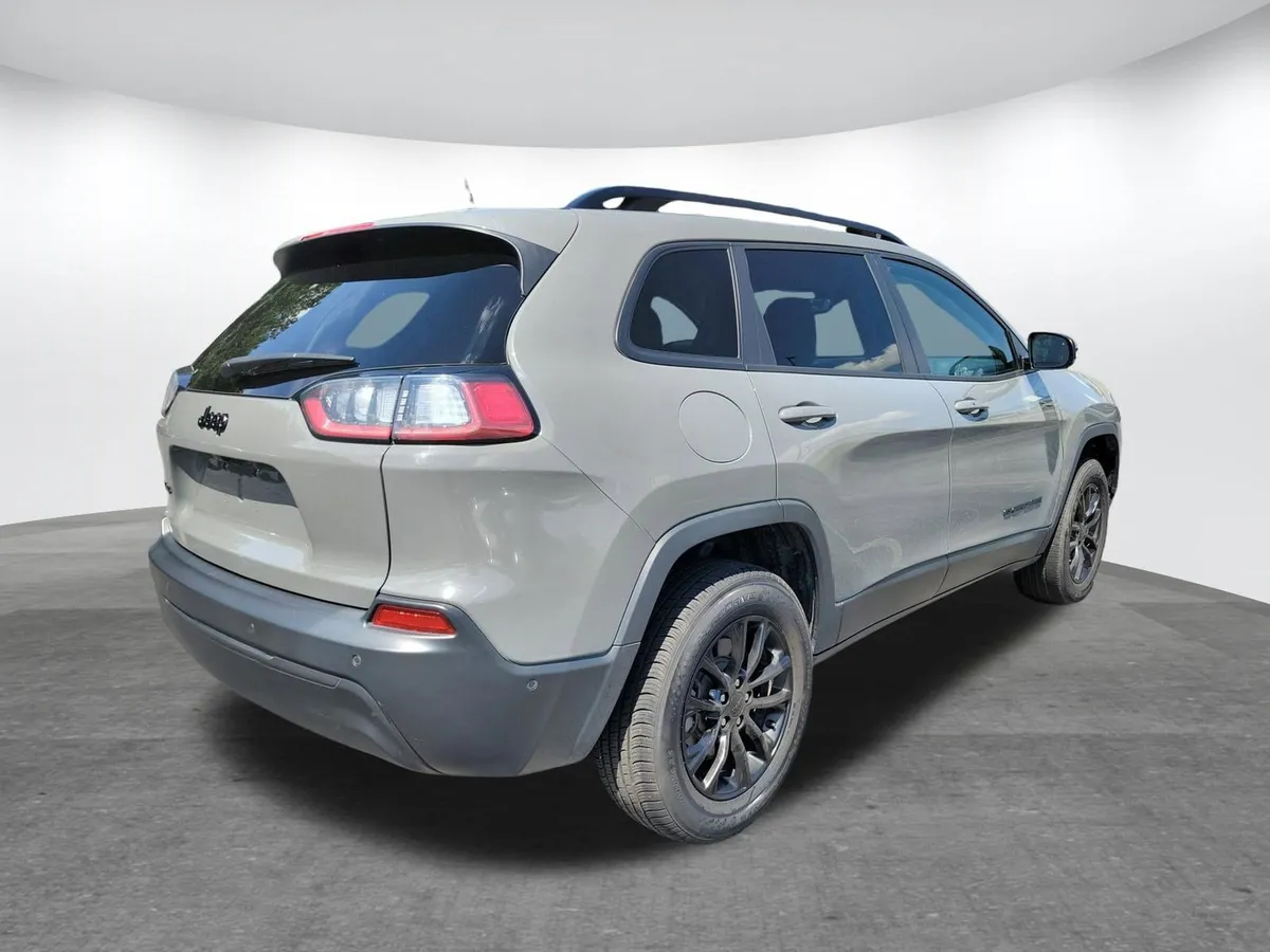 2023 Jeep Cherokee Altitude Lux thumbnail 24
