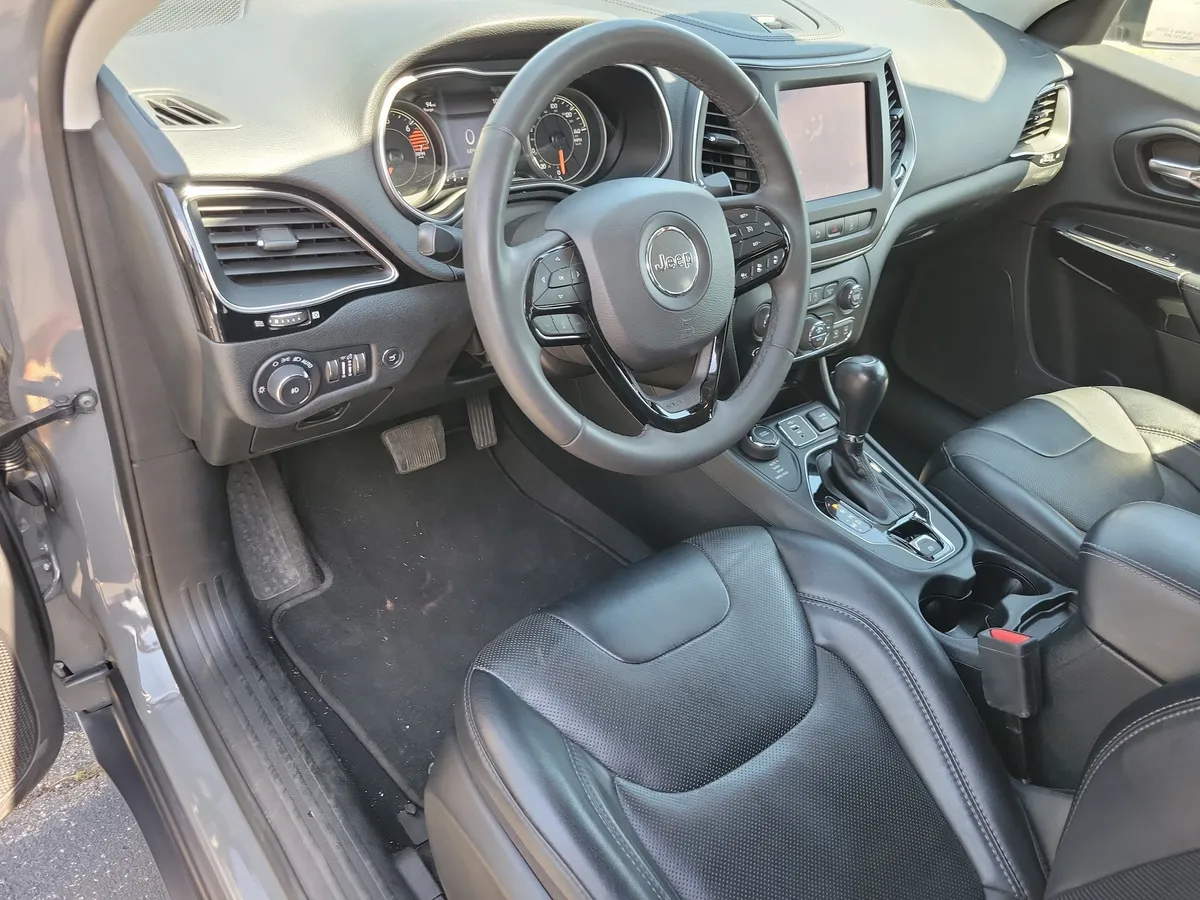 2023 Jeep Cherokee Altitude Lux thumbnail 3