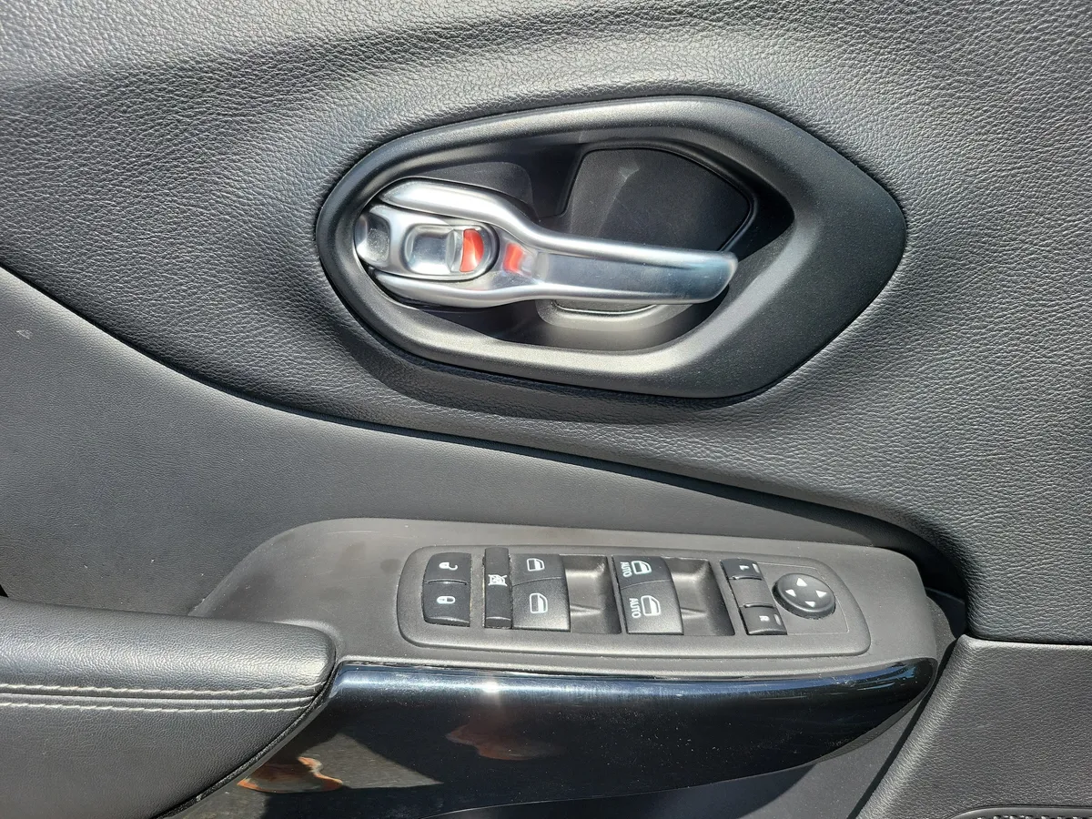 2023 Jeep Cherokee Altitude Lux thumbnail 6