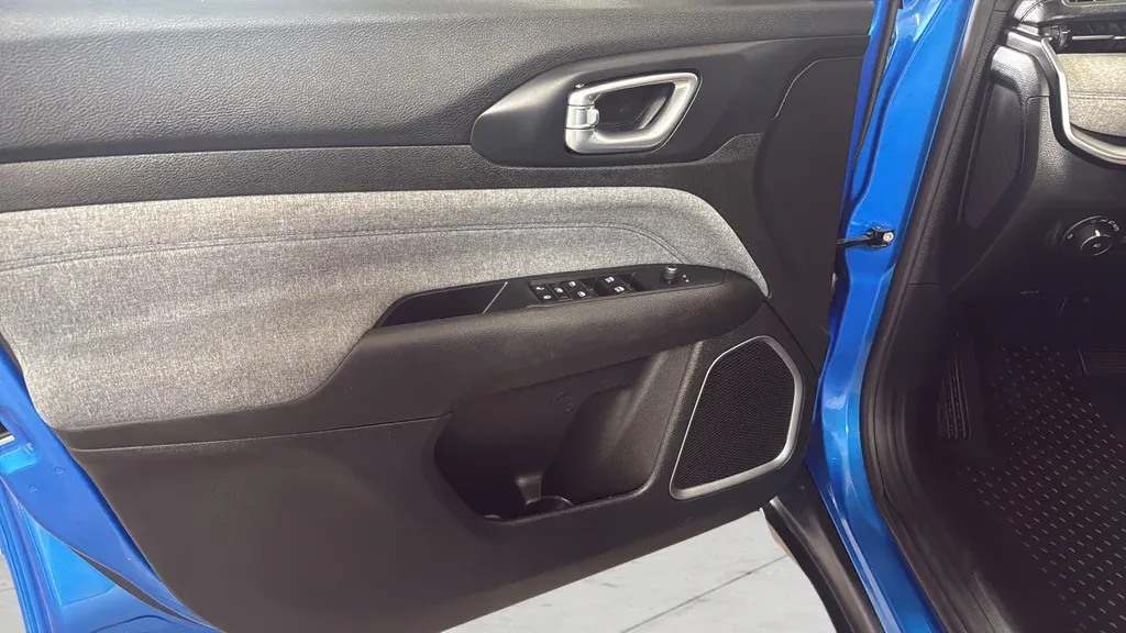 2023 Jeep Compass Latitude thumbnail 11