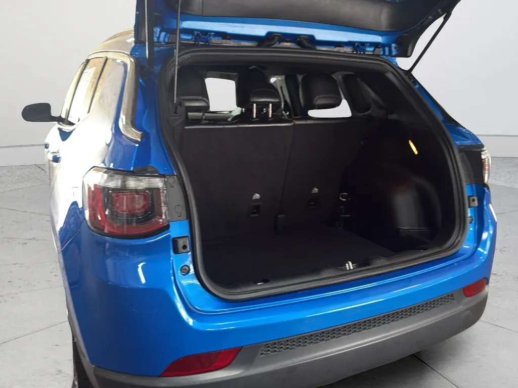 2023 Jeep Compass Latitude thumbnail 19