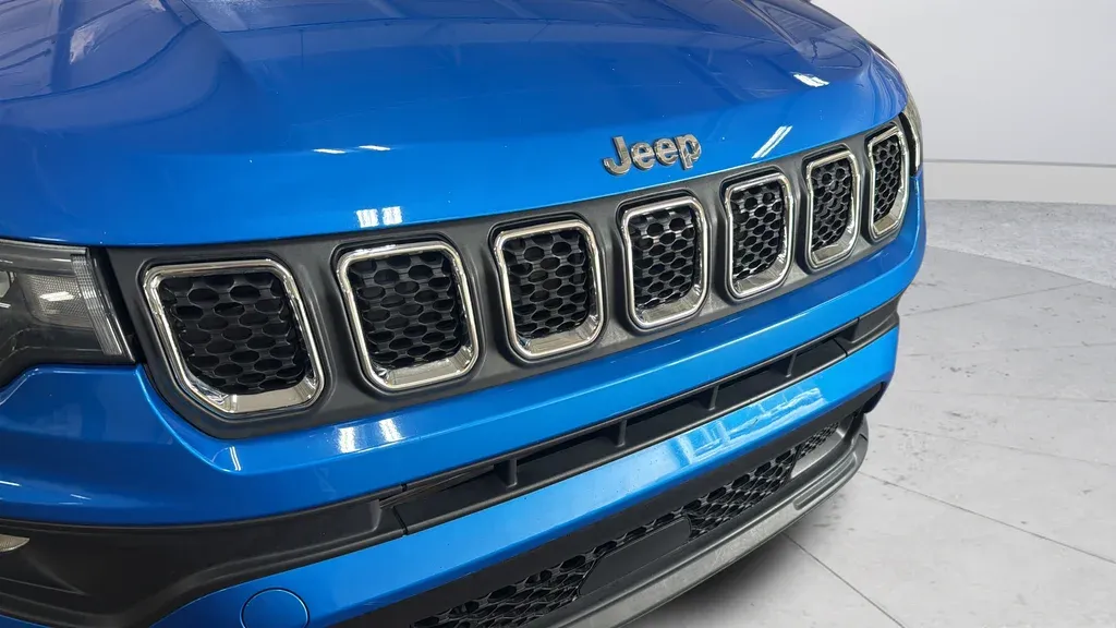 2023 Jeep Compass Latitude thumbnail 23