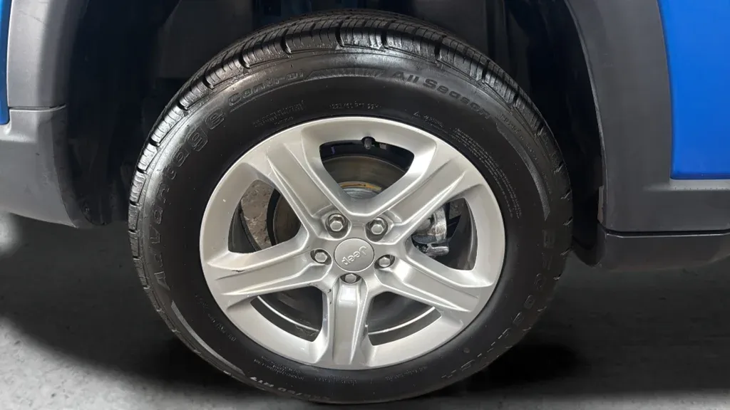 2023 Jeep Compass Latitude thumbnail 24
