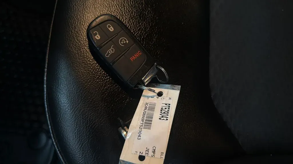 2023 Jeep Compass Latitude thumbnail 25