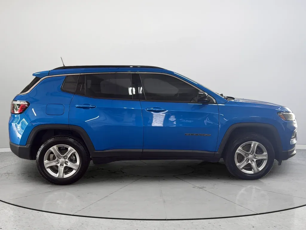 2023 Jeep Compass Latitude thumbnail 6