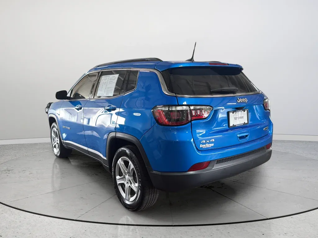 2023 Jeep Compass Latitude thumbnail 9