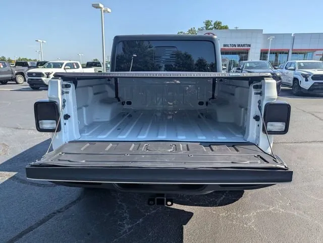 2023 Jeep Gladiator Overland thumbnail 11
