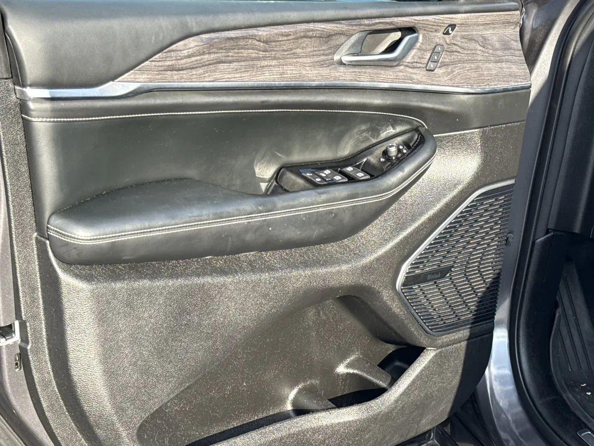 2023 Jeep Grand Cherokee 4xe Overland thumbnail 14