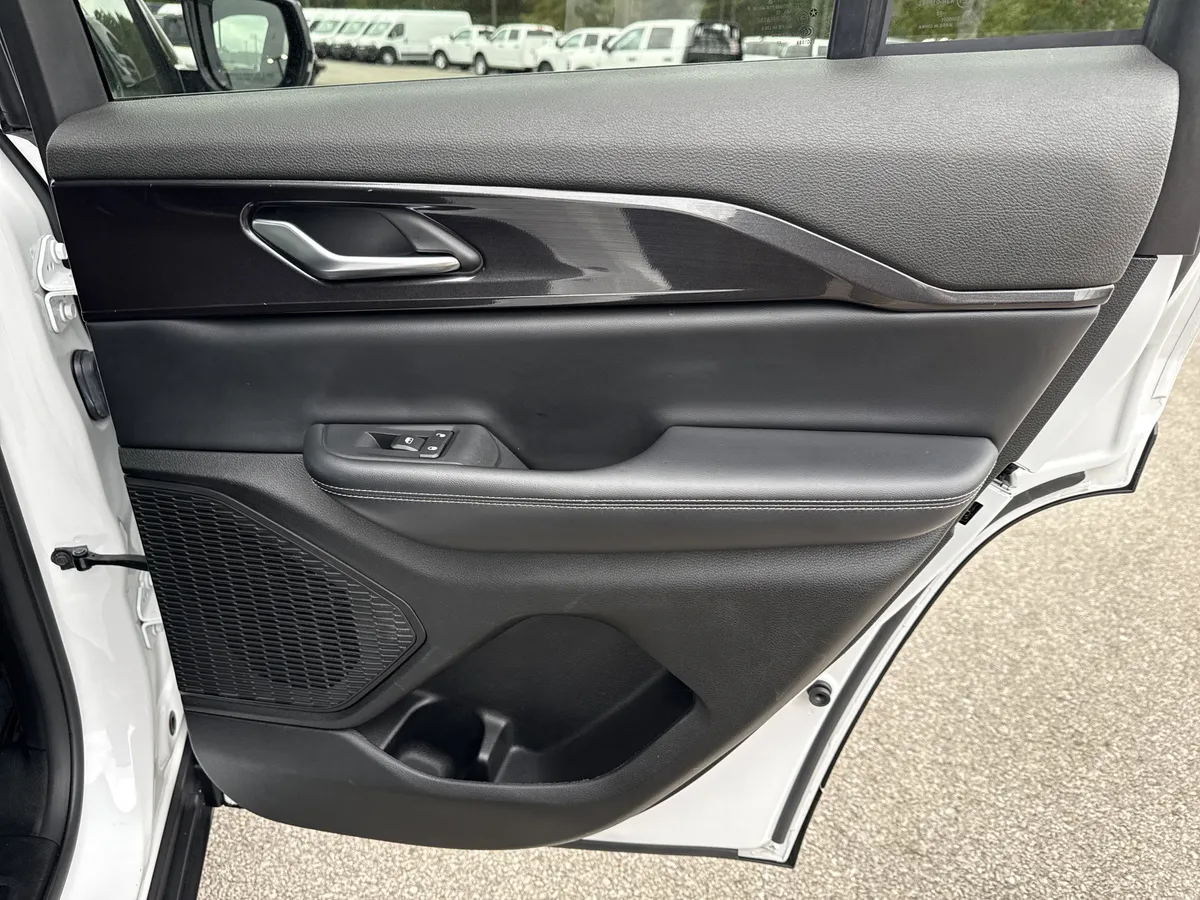 2023 Jeep Grand Cherokee Altitude thumbnail 17