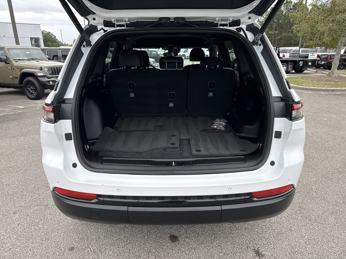 2023 Jeep Grand Cherokee Altitude thumbnail 19