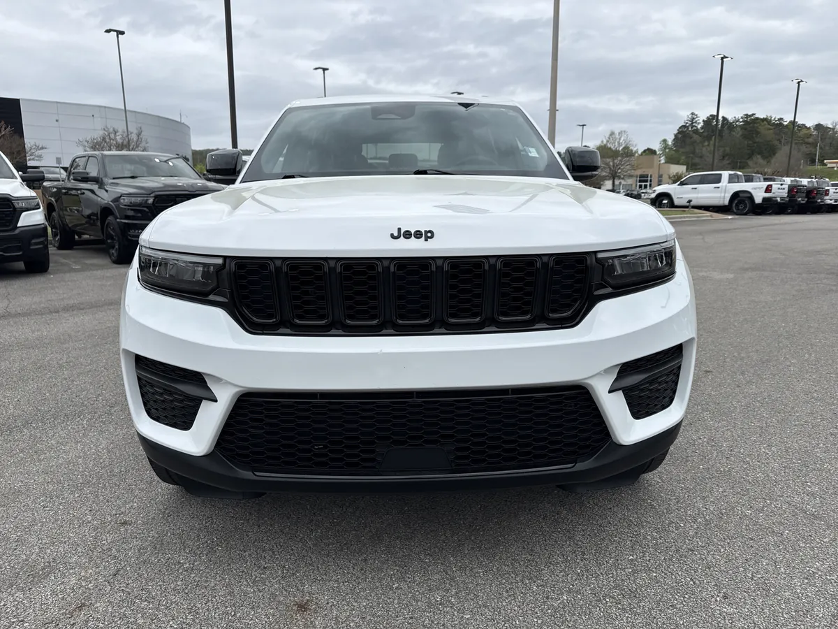 2023 Jeep Grand Cherokee Altitude thumbnail 2