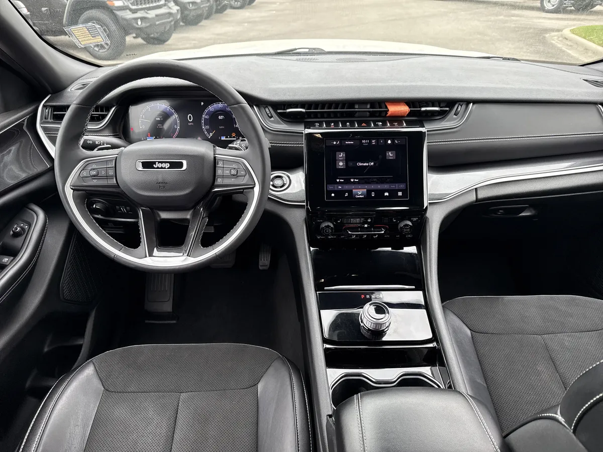 2023 Jeep Grand Cherokee Altitude thumbnail 24
