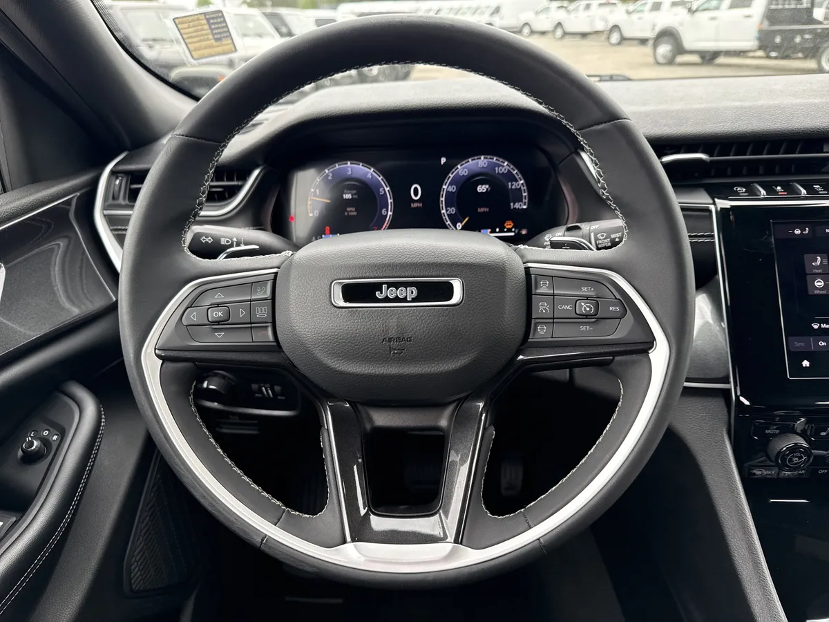 2023 Jeep Grand Cherokee Altitude thumbnail 26