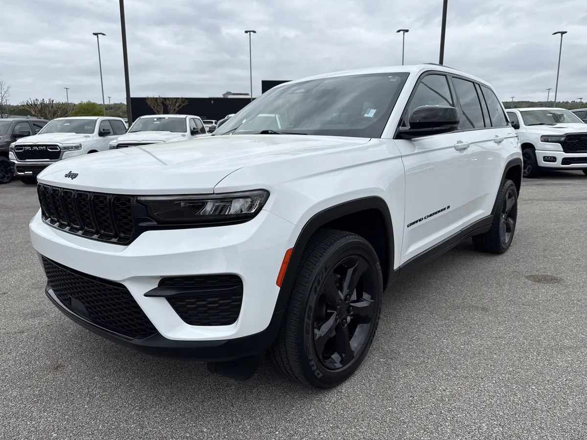 2023 Jeep Grand Cherokee Altitude thumbnail 3