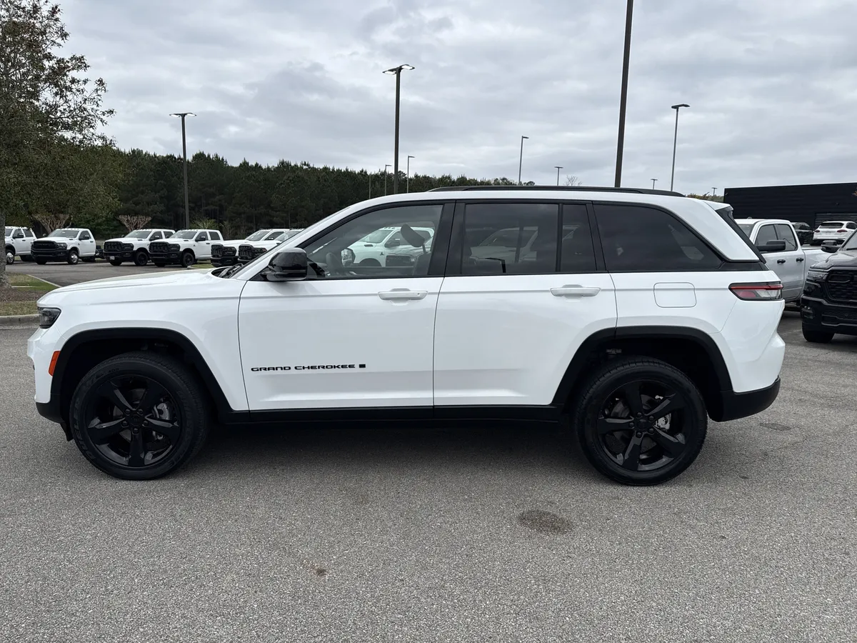 2023 Jeep Grand Cherokee Altitude thumbnail 4
