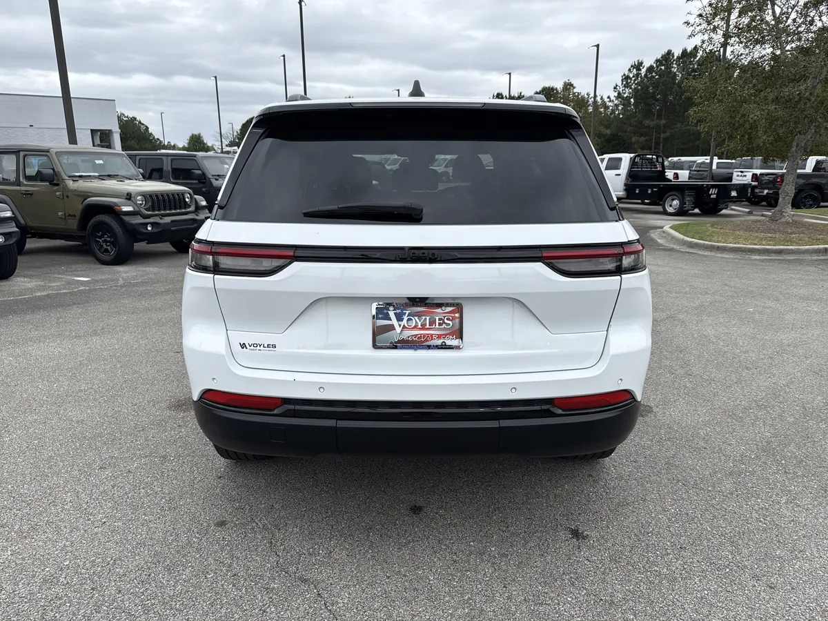 2023 Jeep Grand Cherokee Altitude thumbnail 6