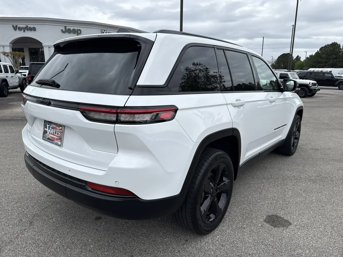2023 Jeep Grand Cherokee Altitude thumbnail 7