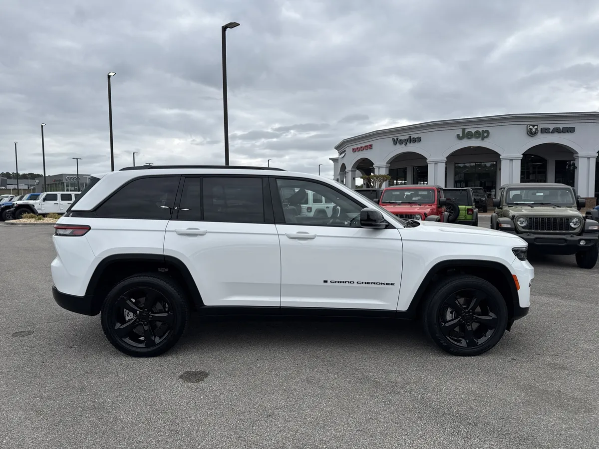 2023 Jeep Grand Cherokee Altitude thumbnail 8