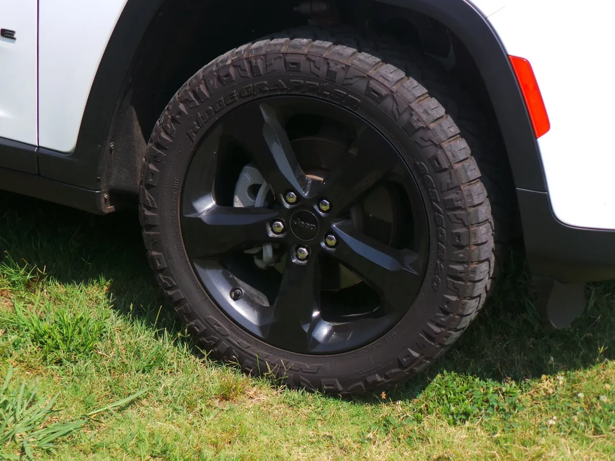 2023 Jeep Grand Cherokee Altitude thumbnail 2