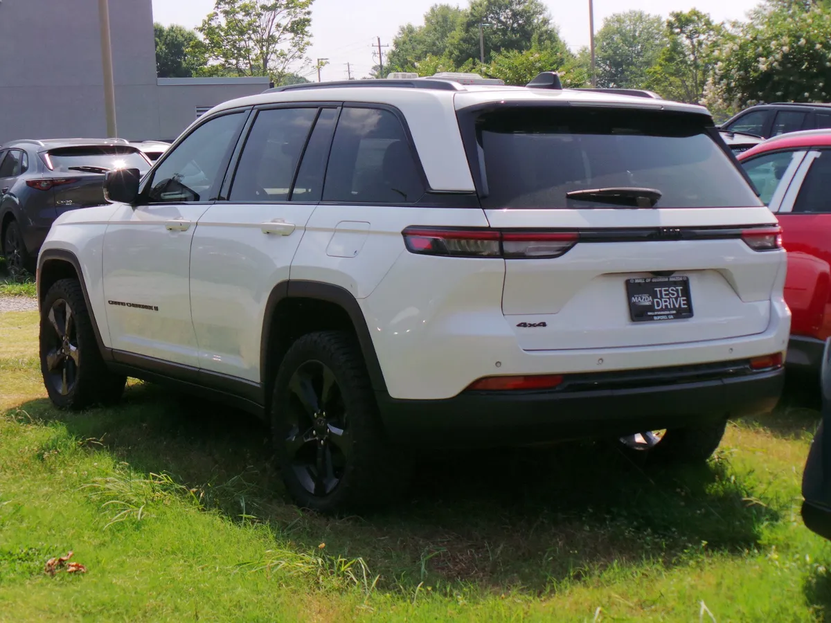 2023 Jeep Grand Cherokee Altitude thumbnail 4