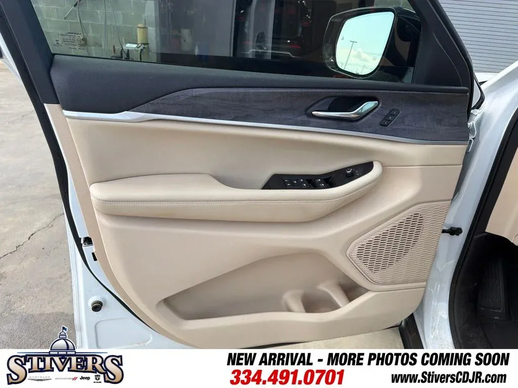 2023 Jeep Grand Cherokee L Limited thumbnail 16