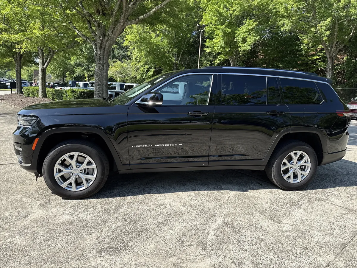 2023 Jeep Grand Cherokee L Limited thumbnail 4