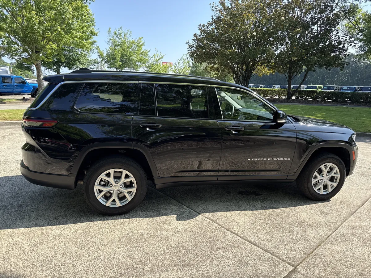 2023 Jeep Grand Cherokee L Limited thumbnail 8