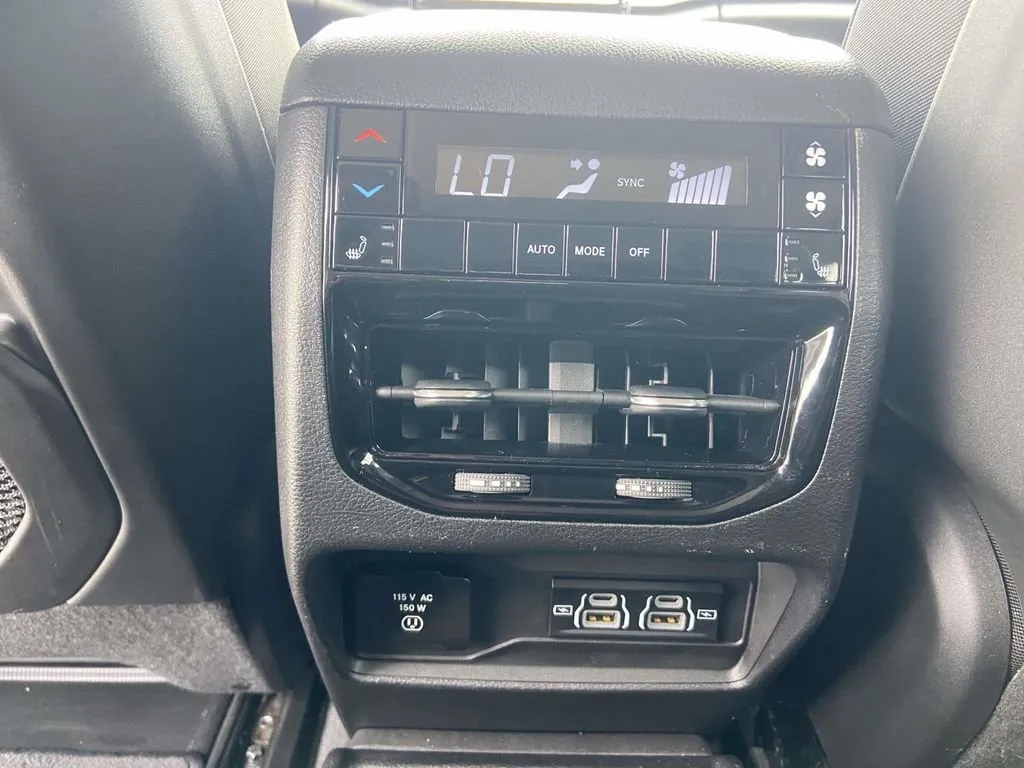 2023 Jeep Grand Cherokee L Limited thumbnail 11