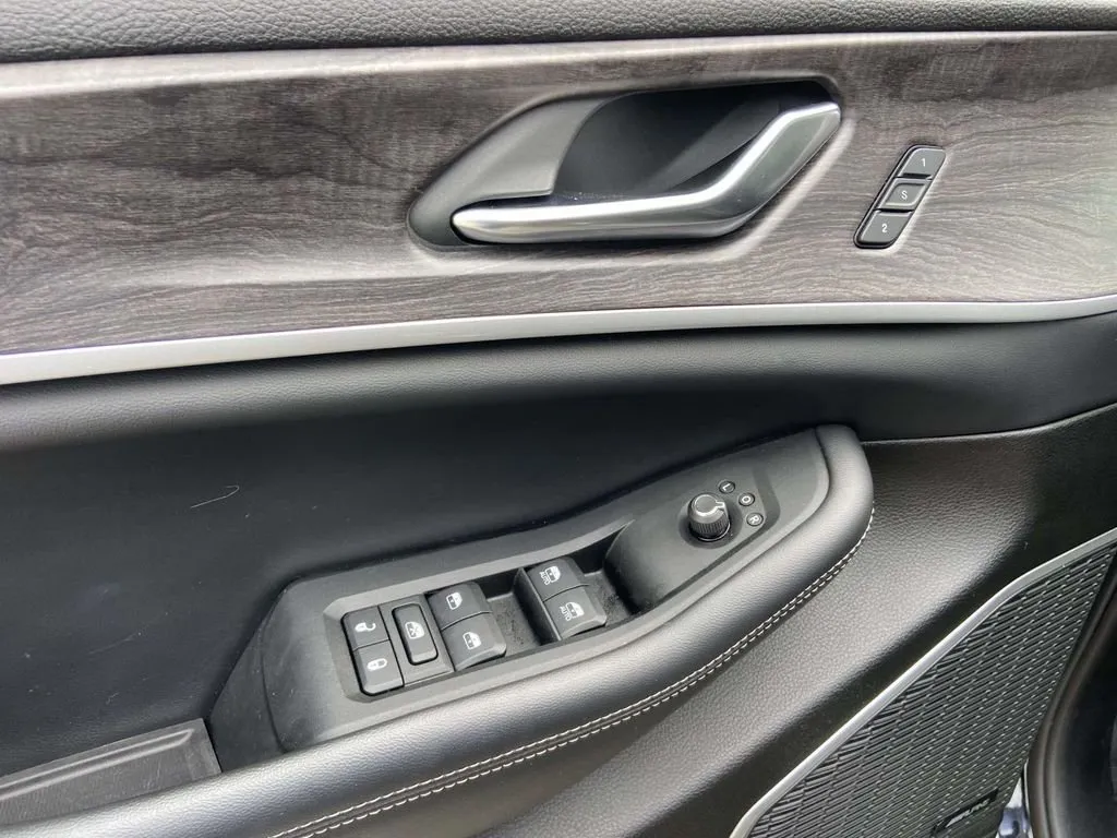 2023 Jeep Grand Cherokee L Limited thumbnail 18