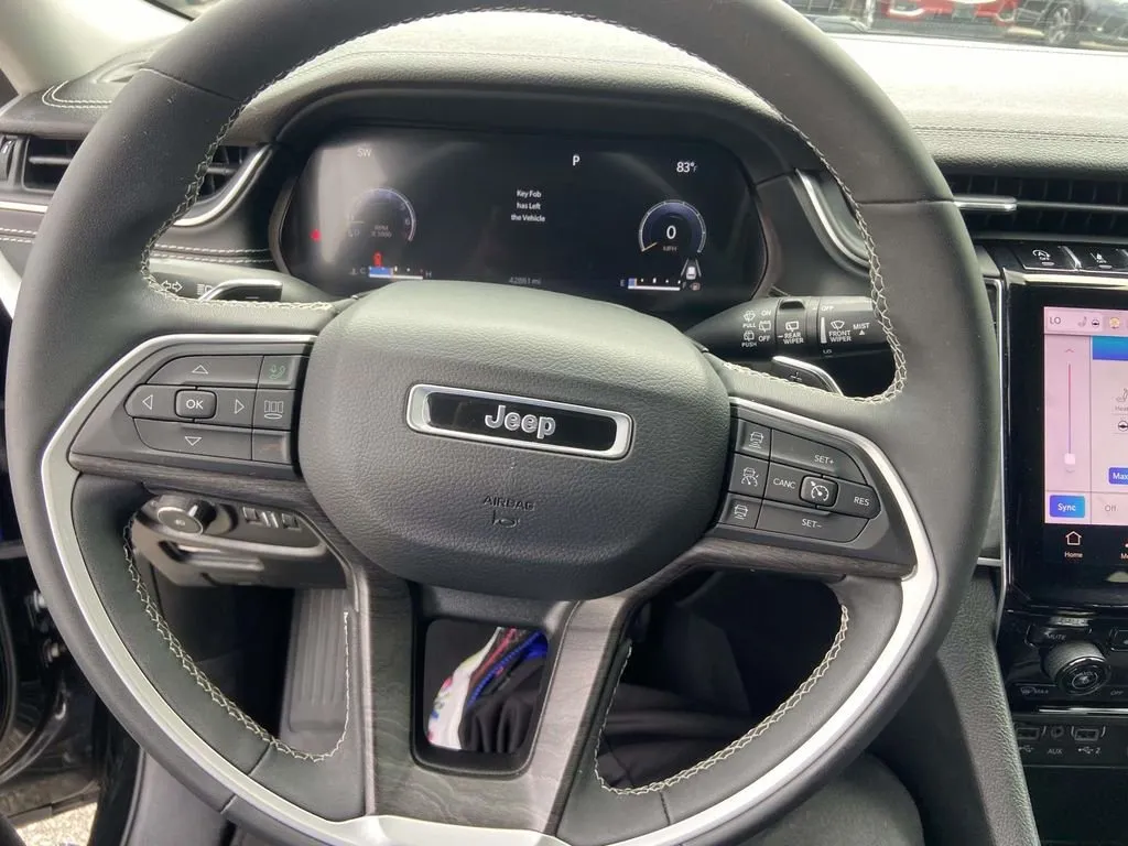 2023 Jeep Grand Cherokee L Limited thumbnail 35