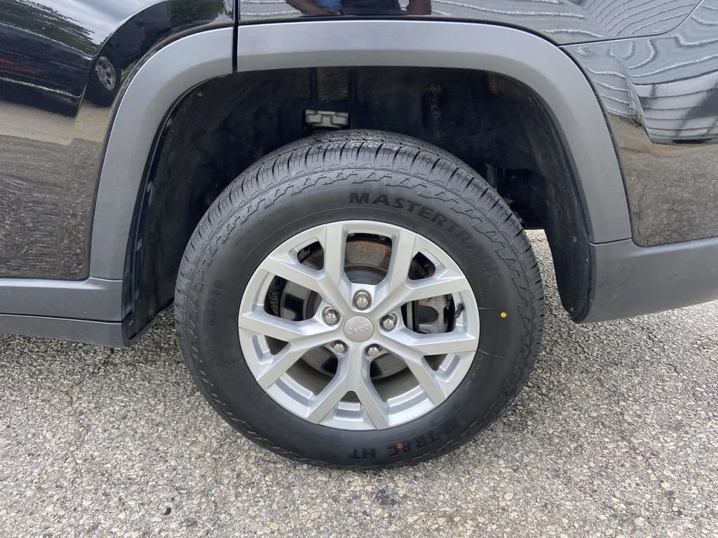 2023 Jeep Grand Cherokee L Limited thumbnail 9