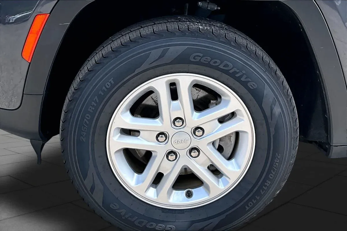 2023 Jeep Grand Cherokee Laredo thumbnail 11