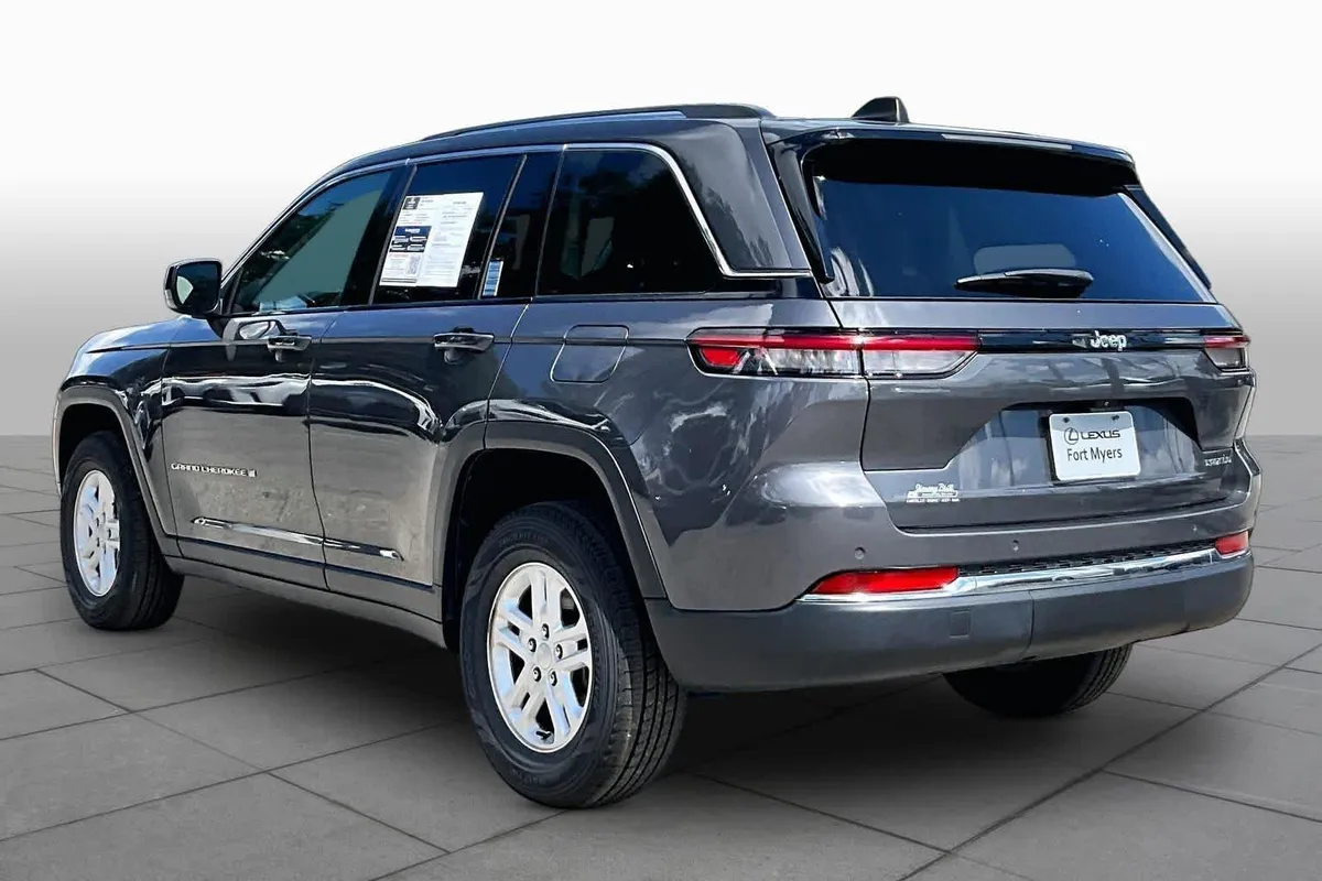 2023 Jeep Grand Cherokee Laredo thumbnail 12