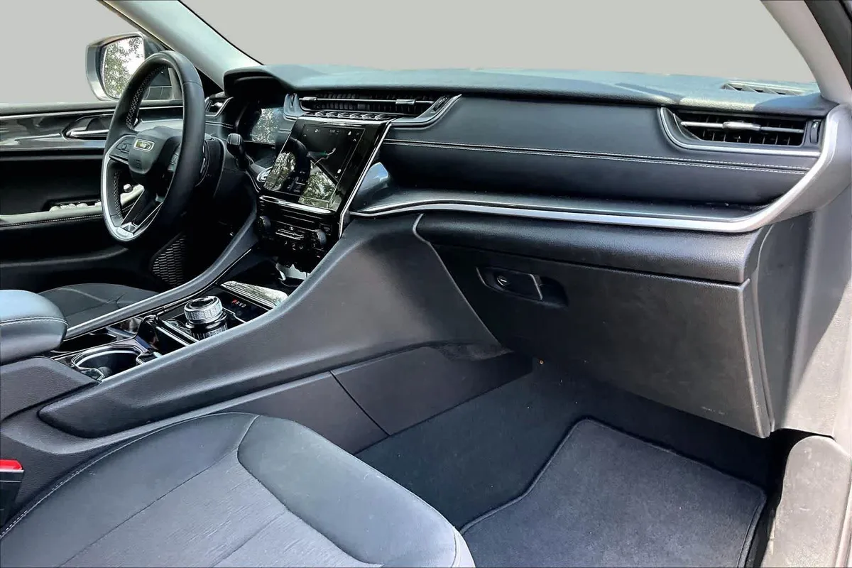 2023 Jeep Grand Cherokee Laredo thumbnail 19