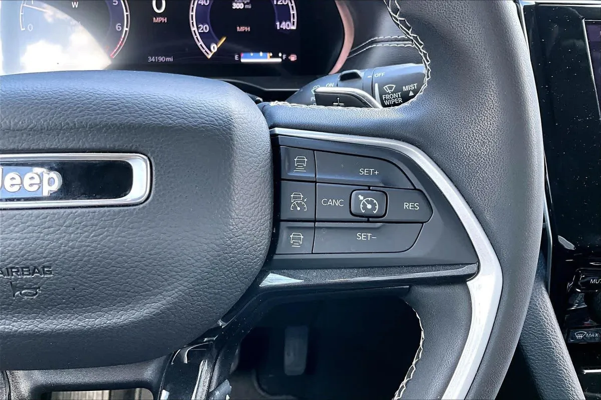 2023 Jeep Grand Cherokee Laredo thumbnail 23