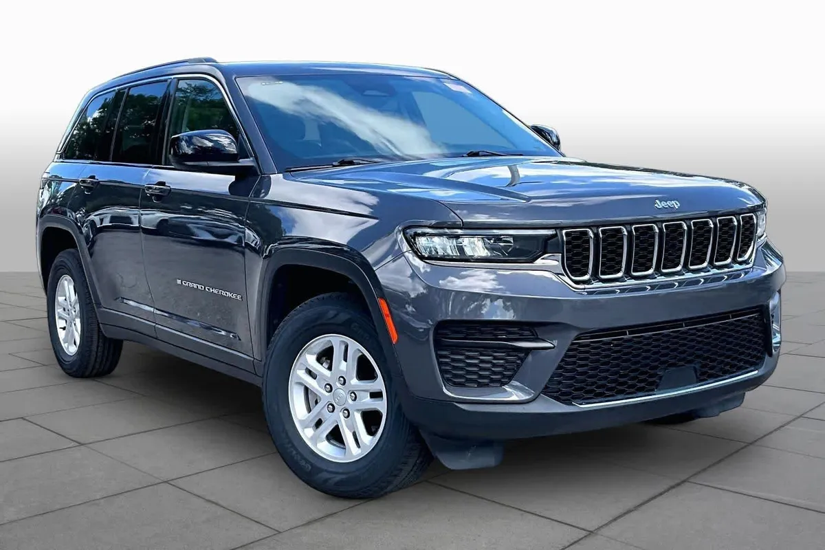 2023 Jeep Grand Cherokee Laredo thumbnail 3