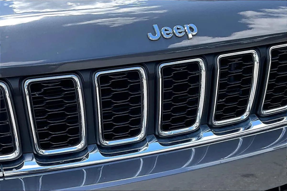 2023 Jeep Grand Cherokee Laredo thumbnail 30