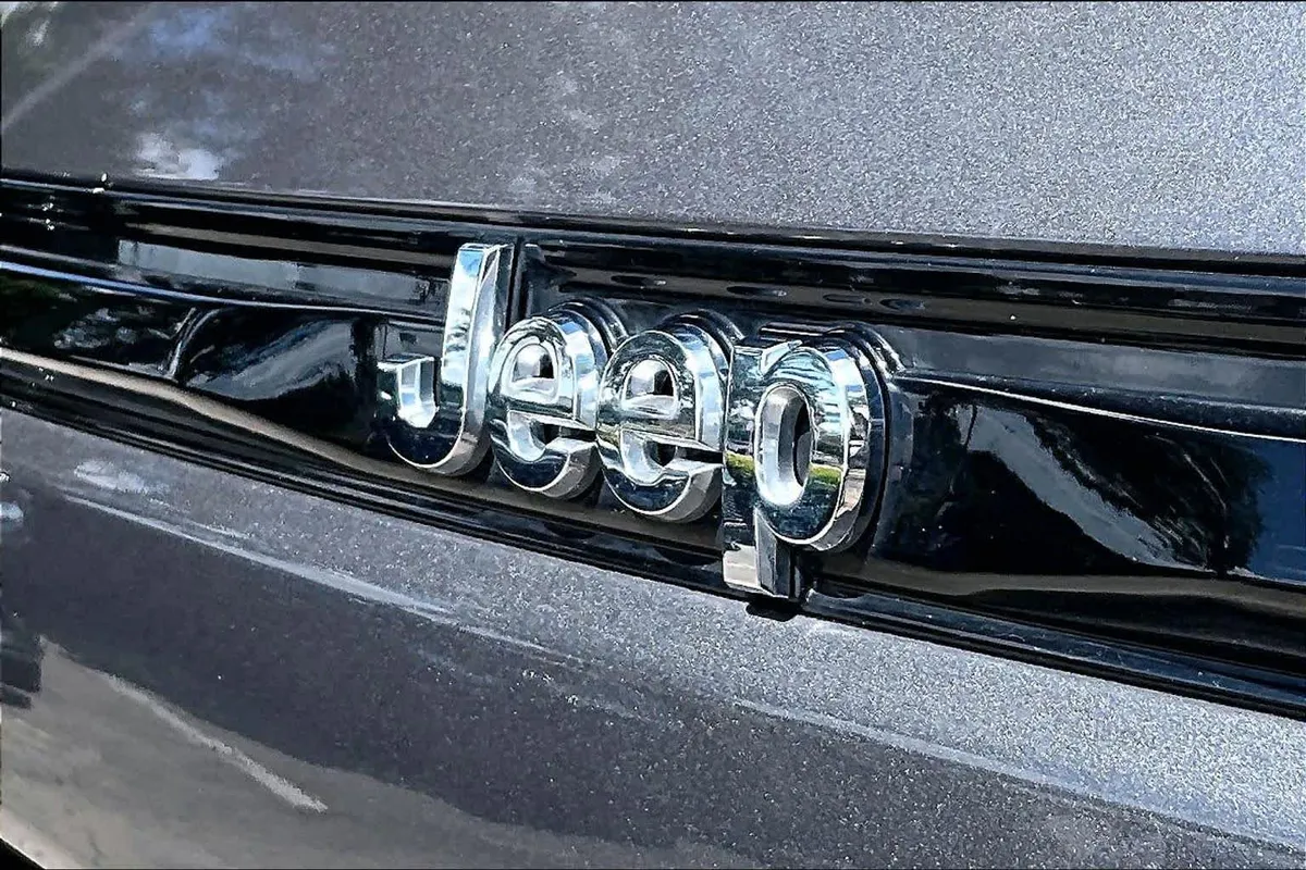 2023 Jeep Grand Cherokee Laredo thumbnail 31