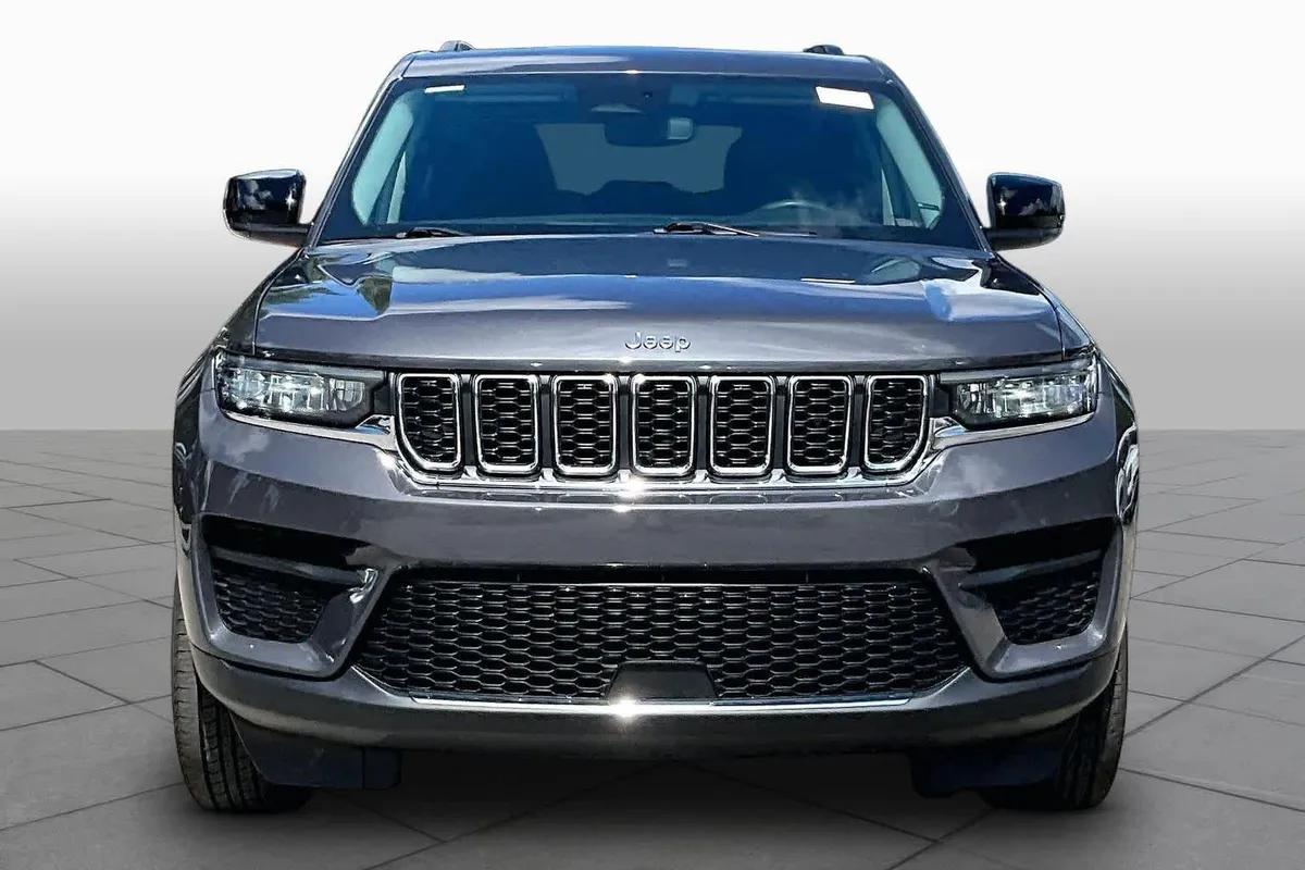 2023 Jeep Grand Cherokee Laredo thumbnail 4