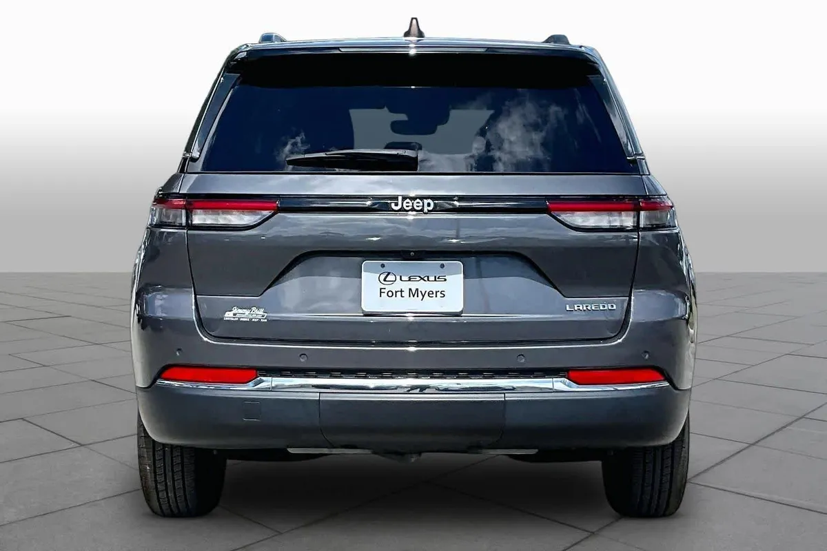2023 Jeep Grand Cherokee Laredo thumbnail 5