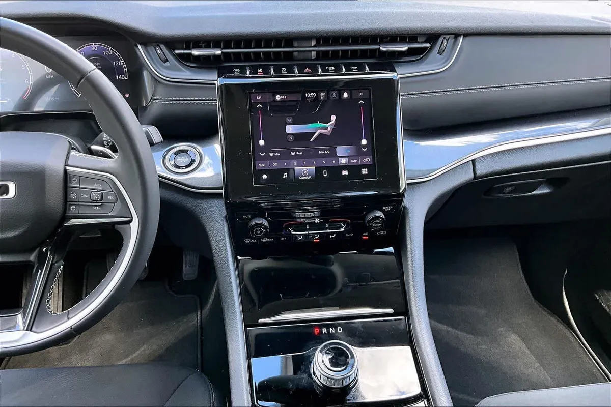 2023 Jeep Grand Cherokee Laredo thumbnail 7