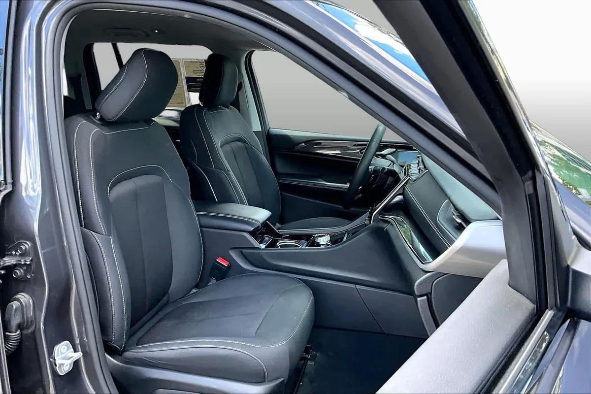 2023 Jeep Grand Cherokee Laredo thumbnail 9